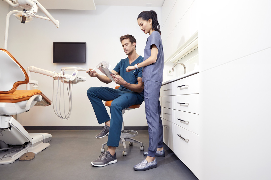 HOW TO WEAR SCRUBS FASHIONABLY: 8 STYLE TIPS