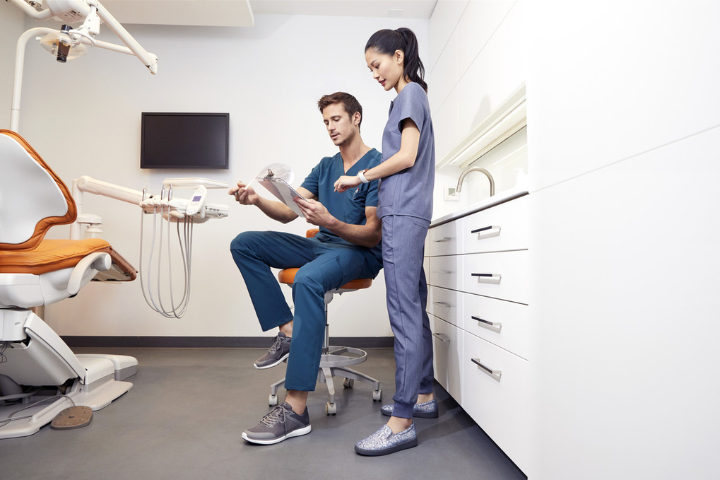 HOW TO WEAR SCRUBS FASHIONABLY: 8 STYLE TIPS